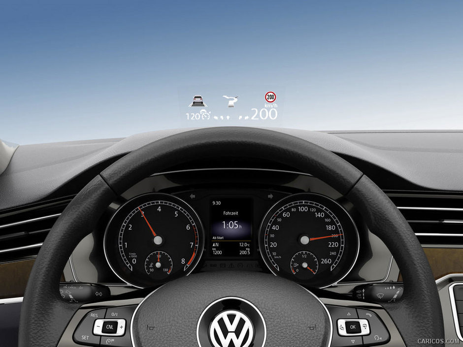 Volkswagen se lauda ca noul Passat 2015 a primit un Head-Up Display Volkswagen se lauda ca noul Passat 2015 a primit un Head-Up Display