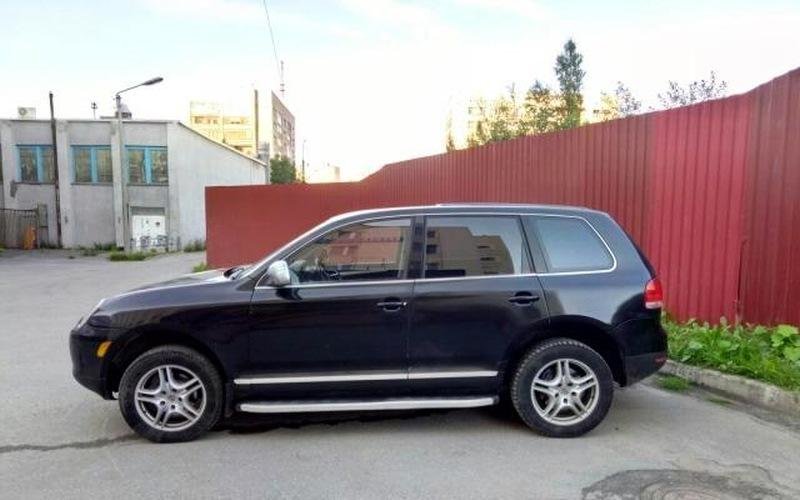 Volkswagen Touareg cu fata de Porsche Cayenne