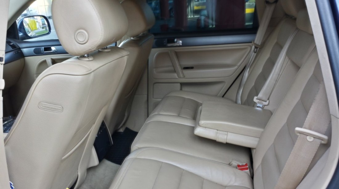 Volkswagen Touareg cu interior crem si perne aer accept variante