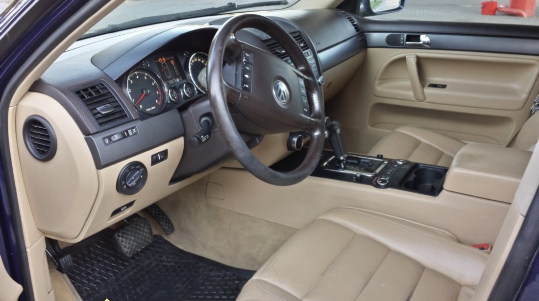 Volkswagen Touareg cu interior crem si perne aer accept variante