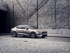 Volvo S60 T8, R-Design Plus si Inscription Plus