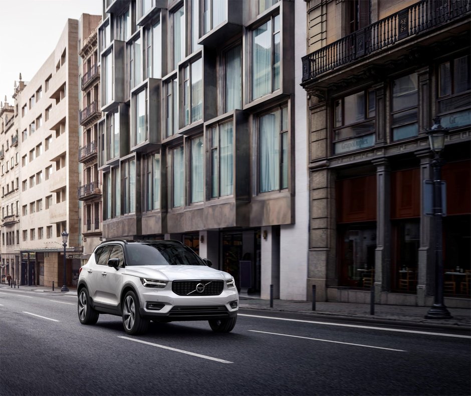 Volvo XC40 T5 Momentum si R-Design