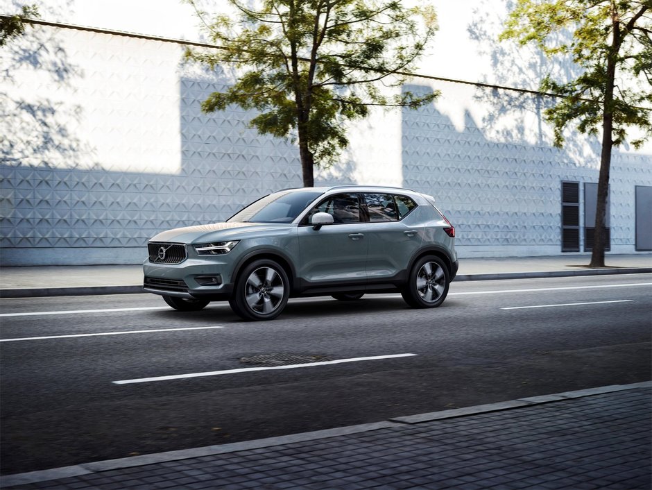 Volvo XC40 T5 Momentum si R-Design