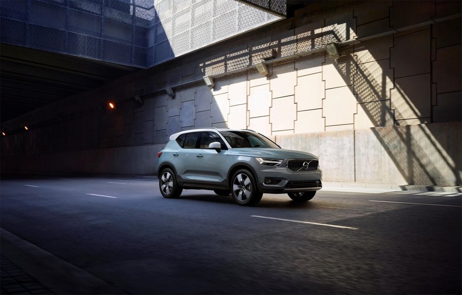 Volvo XC40 T5 Momentum si R-Design