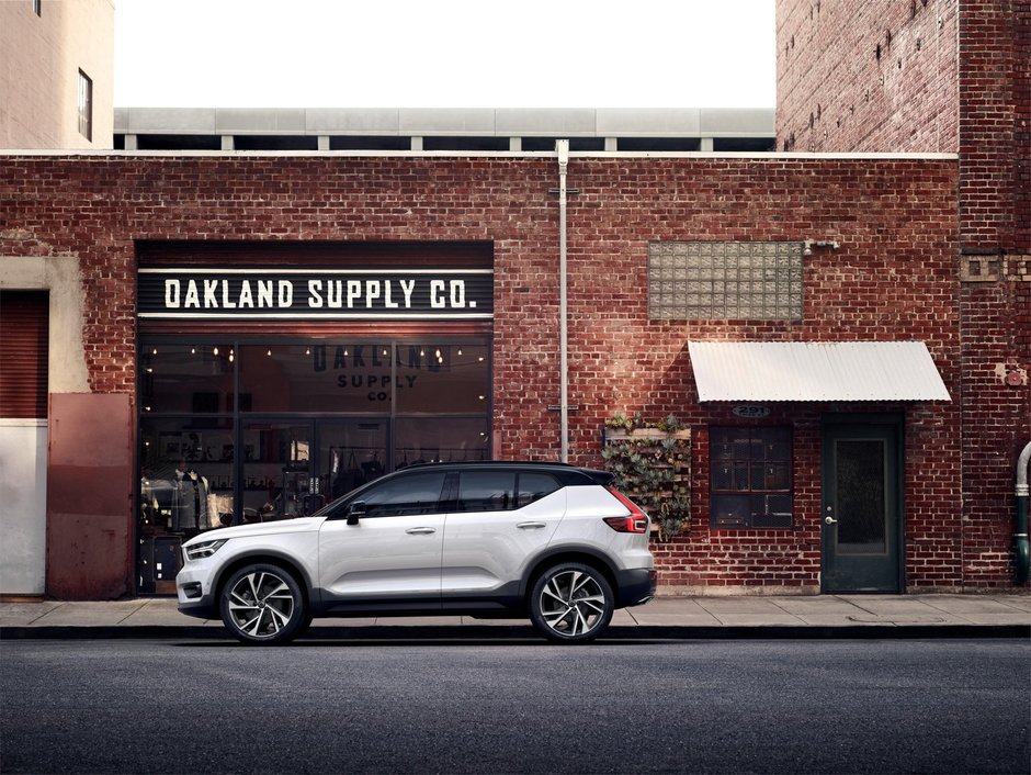 Volvo XC40 T5 Momentum si R-Design