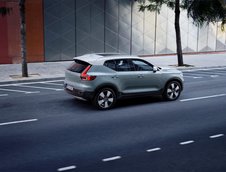 Volvo XC40 T5 Momentum si R-Design