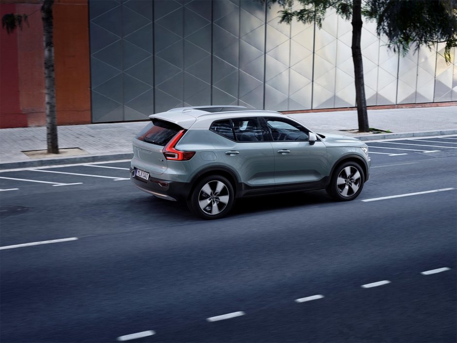 Volvo XC40 T5 Momentum si R-Design