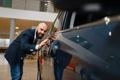 Vrei să închiriezi o mașină? Atenție! 8 Trucuri Esențiale pentru a Evita Cele Mai Frecvente Greșeli
