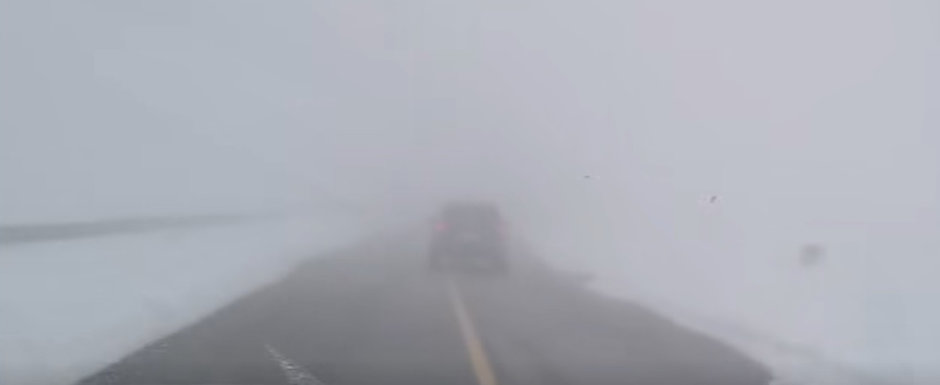 Vremea rea inchide circulatia pe cel mai inalt drum din Romania. Este pericol de avalanse si caderi de stanci Vremea rea inchide circulatia pe cel mai inalt drum din Romania. Este pericol de avalanse si caderi de stanci