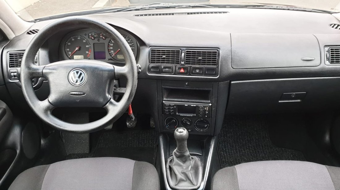 VW Golf 1.6 benzina 2002
