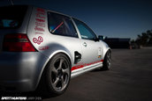 VW Golf cu motor central si tractiune spate