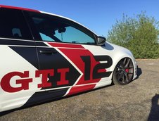 VW Golf GTI cu perne de aer