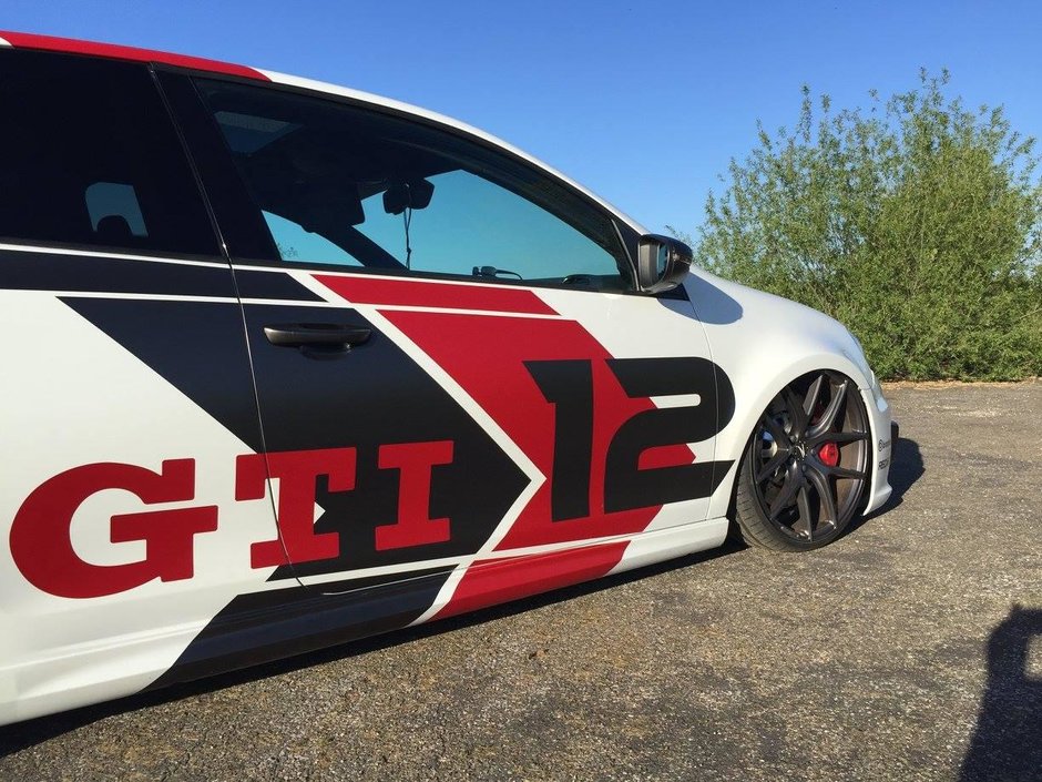 VW Golf GTI cu perne de aer