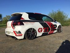 VW Golf GTI cu perne de aer