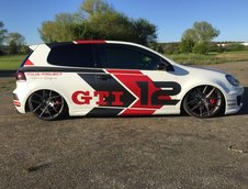 VW Golf GTI cu perne de aer