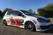 VW Golf GTI cu perne de aer