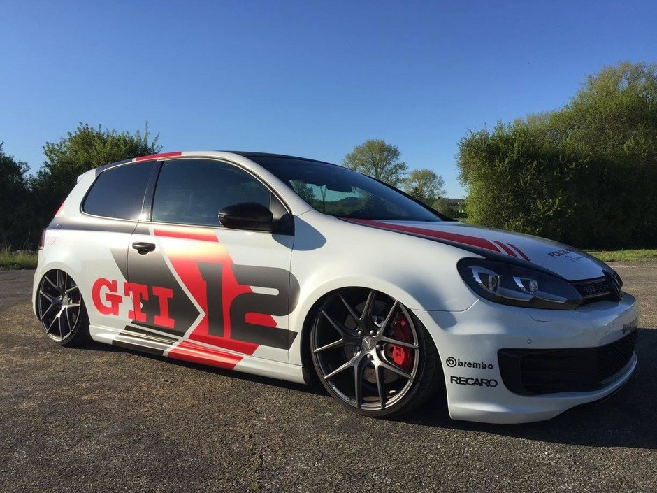 VW Golf GTI cu perne de aer