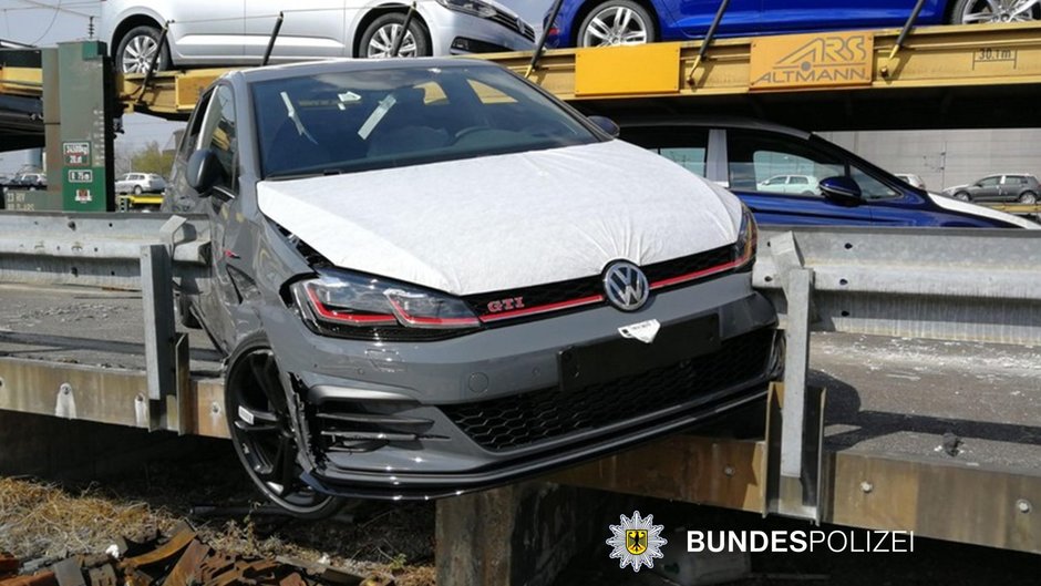 VW Golf GTI furat din tren