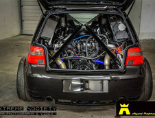 VW Golf R32 cu motor de Lamborghini