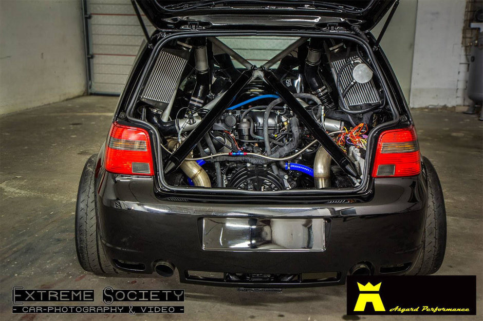 VW Golf R32 cu motor de Lamborghini