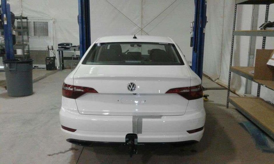 VW Jetta necamuflat