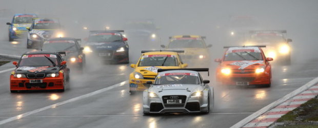 Warning: Noul Audi TT-RS de curse ia cu asalt circuitul!