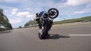 Wheelie cu un Harley modificat: credeai ca e posibil?