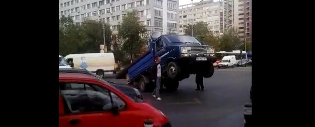 Wheelie de Bucuresti: o camioneta supraincarcata ramane pe doua roti