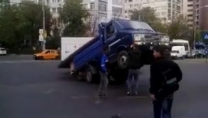 Wheelie de Bucuresti: o camioneta supraincarcata ramane pe doua roti