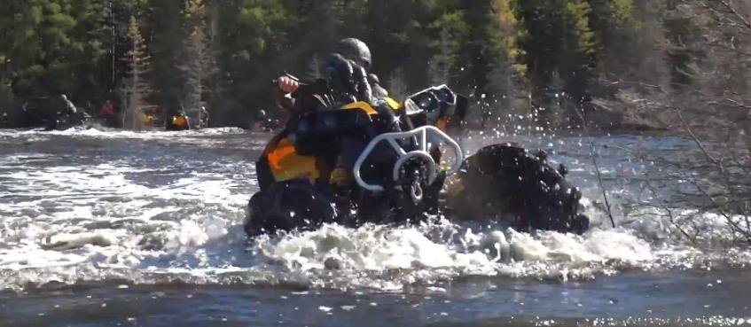 Wheelie pe 2 roti cu un ATV... pe sub apa!