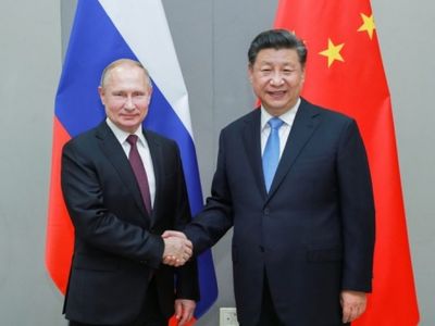Alături de Xi Jinping, Putin a...